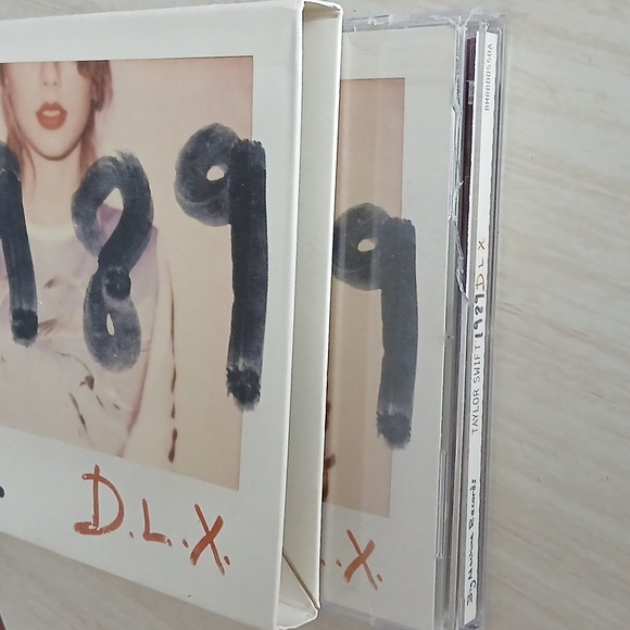 Offical TAYLOR SWIFT 1989 Deluxe CD - 13 Polaroids 1989 Deluxe Edition CD - Picture 2 of 16